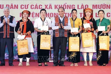 Chủ tịch nước Nguyễn Xuân Phúc dự Ngày hội Đại đoàn kết toàn dân tộc tại Phong Thổ, Lai Châu