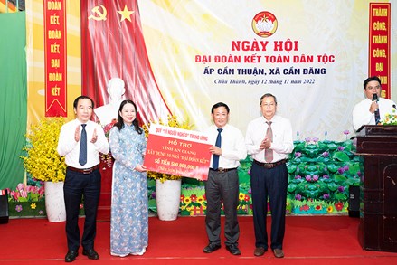 Phó Chủ tịch nước Võ Thị Ánh Xuân dự Ngày hội đại đoàn kết toàn dân tộc với bà con tỉnh An Giang
