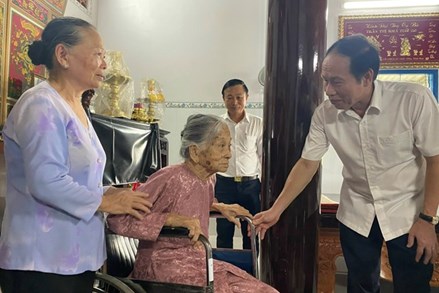 Phó Chủ tịch - Tổng Thư ký Lê Tiến Châu thăm Mẹ Việt Nam Anh hùng Trần Thị Khá 101 tuổi