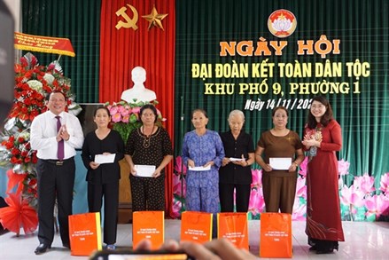 Bộ trưởng Bộ Văn hóa, Thể thao và Du lịch Nguyễn Văn Hùng dự Ngày hội Đại đoàn kết toàn dân tộc tại Quảng Trị
