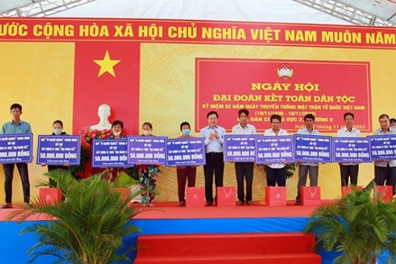 Phó Thủ tướng Thường trực Chính phủ Phạm Bình Minh dự Ngày hội Đại đoàn kết dân tộc tại Hậu Giang