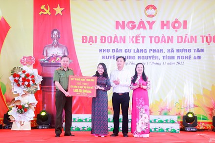 Bộ trưởng Bộ Công an Tô Lâm dự Ngày hội Đại đoàn kết toàn dân tộc tại Nghệ An 