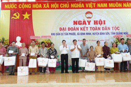 Bộ trưởng Bộ Kế hoạch và Đầu tư Nguyễn Chí Dũng dự Ngày hội Đại đoàn kết tại huyện Bình Sơn