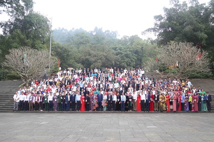 Đoàn đại biểu Mặt trận Tổ quốc Việt Nam dâng hương tại Đền Hùng