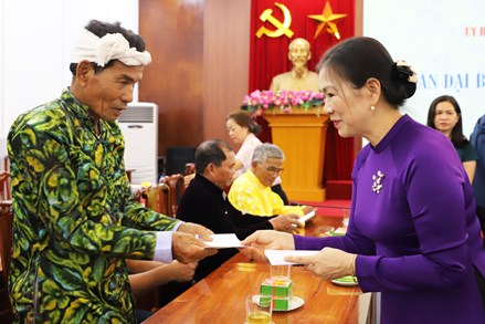 Phó Chủ tịch Trương Thị Ngọc Ánh tiếp đoàn đại biểu người có uy tín tiêu biểu của tỉnh Ninh Thuận