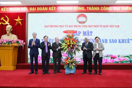Ủy ban Trung ương MTTQ Việt Nam và tác giả Nguyễn Túc giới thiệu cuốn sách “Những ánh sao Khuê”