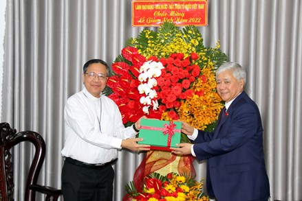 Chủ tịch Ủy ban Trung ương MTTQ Việt Nam Đỗ Văn Chiến thăm, chúc mừng giáng sinh tại Bình Thuận