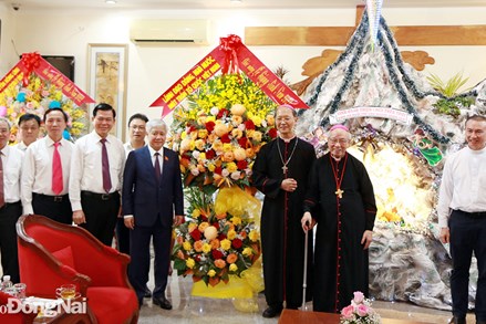 Chủ tịch Ủy ban Trung ương MTTQ Việt Nam Đỗ Văn Chiến thăm, chúc mừng Lễ Giáng sinh tại Tòa Giám mục Xuân Lộc