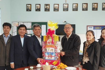 Chủ tịch Uỷ ban MTTQ Việt Nam tỉnh Gia Lai thăm, chúc mừng Giáng sinh 2022