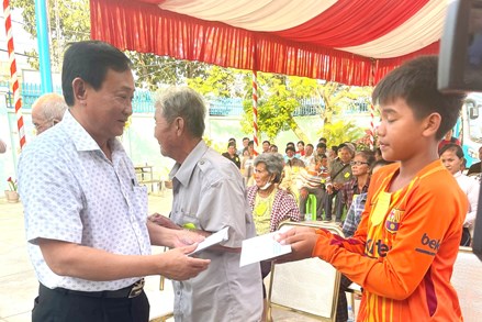 An Giang: Thăm, tặng quà Hội Khmer – Việt Nam tỉnh Kandal (Vương quốc Campuchia)