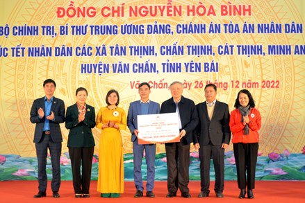 Chánh án Tòa án nhân dân tối cao Nguyễn Hòa Bình thăm, chúc Tết gia đình chính sách, người nghèo tại Yên Bái