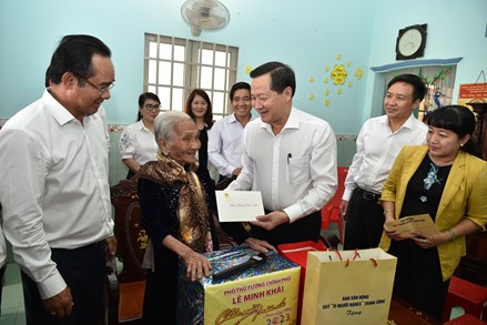 Phó Thủ tướng Lê Minh Khái chúc tết gia đình chính sách, người lao động tỉnh Long An