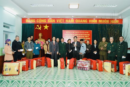 Trưởng Ban Kinh tế Trung ương Trần Tuấn Anh thăm và tặng quà người nghèo tại Hà Giang