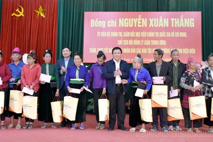 Đồng chí Nguyễn Xuân Thắng thăm, tặng quà người nghèo tại tỉnh Điện Biên