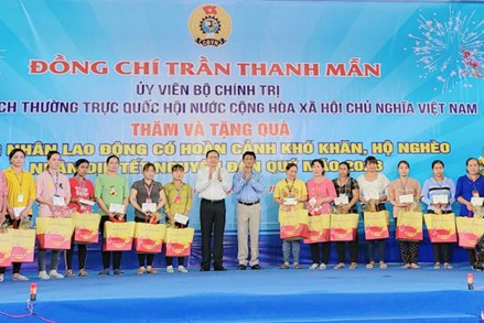 Phó Chủ tịch Thường trực Quốc hội Trần Thanh Mẫn trao quà Tết tại huyện Châu Thành, Sóc Trăng