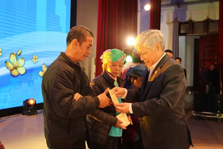 Chủ tịch Đỗ Văn Chiến thăm, tặng quà Tết cho người nghèo và tham dự chương trình “Tết sum vầy - Xuân gắn kết” tại Lai Châu