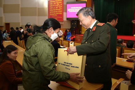 Bộ trưởng Bộ Công an Tô Lâm chúc Tết và trao quà tặng người lao động, người có công tại Hưng Yên