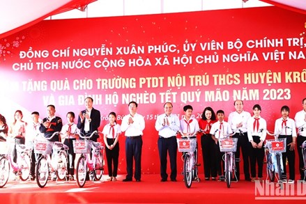 Chủ tịch nước thăm, tặng quà hộ nghèo, học sinh dân tộc nội trú, công nhân có hoàn cảnh khó khăn tại tỉnh Đắk Lắk