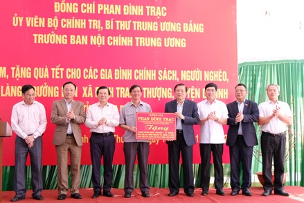 Trưởng Ban Nội chính Trung ương Phan Đình Trạc thăm, tặng quà tết tại Lâm Đồng và Bình Dương
