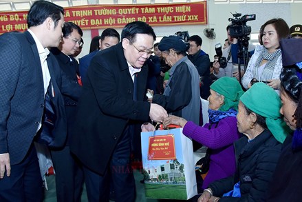 Chủ tịch Quốc hội Vương Đình Huệ thăm, chúc Tết và dự chương trình “Tết nhân ái” tại huyện Bát Xát, tỉnh Lào Cai