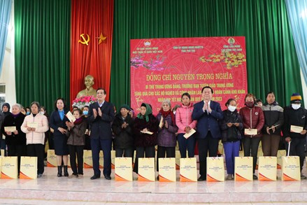 Trưởng Ban Tuyên giáo Trung ương Nguyễn Trọng Nghĩa thăm, tặng quà tết tại tỉnh Phú Thọ