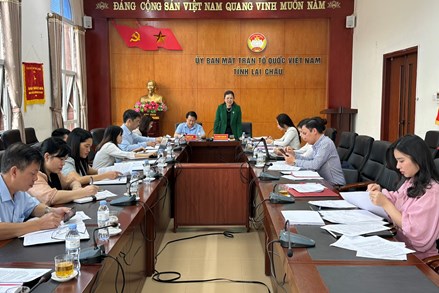 Phó Chủ tịch Trương Thị Ngọc Ánh kiểm tra việc quản lý, sử dụng Quỹ “Vì người nghèo” tại Lai Châu 