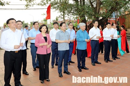 Chủ tịch Ủy ban Trung ương MTTQ Việt Nam Đỗ Văn Chiến dâng hương tại Đền thờ Danh nhân Nguyễn Cao