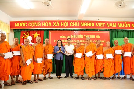 Phó Chủ tịch - Tổng Thư ký Nguyễn Thị Thu Hà thăm, chúc mừng đồng bào dân tộc Khmer tỉnh Sóc Trăng