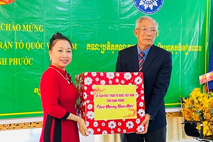 Chủ tịch Ủy ban MTTQ Việt Nam tỉnh Bình Phước thăm, chúc tết các tỉnh giáp biên thuộc Vương quốc Campuchia