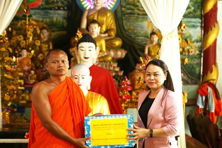 Phó Chủ tịch - Tổng Thư ký Nguyễn Thị Thu Hà thăm, chúc mừng đồng bào dân tộc Khmer tỉnh Hậu Giang