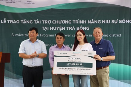 Quảng Ngãi: Trao thiết bị y tế trị giá hơn 400 triệu đồng cho Trung tâm y tế huyện Trà Bồng