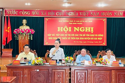 Chủ tịch Ủy ban MTTQ Việt Nam tỉnh Bình Phước tiếp xúc với chức sắc các tôn giáo, già làng, người có uy tín