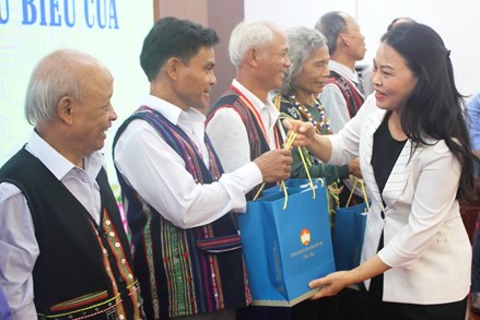 Phó Chủ tịch - Tổng Thư ký Nguyễn Thị Thu Hà gặp mặt đoàn đại biểu người có uy tín tiêu biểu tỉnh Quảng Nam
