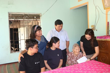 Quảng Ngãi: Trao trên 500 triệu đồng tiền phụng dưỡng cho các Mẹ Việt Nam Anh hùng