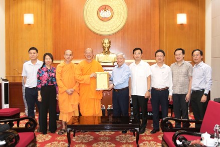 Chủ tịch Đỗ Văn Chiến tiếp nhận nguồn lực hỗ trợ thay thuỷ tinh thể cho hộ nghèo huyện Na Hang, tỉnh Tuyên Quang