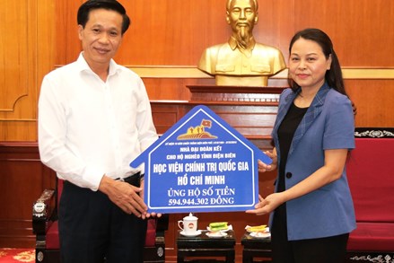 Phó Chủ tịch – Tổng Thư ký Nguyễn Thị Thu Hà tiếp nhận ủng hộ xây nhà đại đoàn kết cho hộ nghèo tỉnh Điện Biên