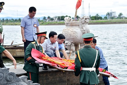 Chủ tịch Quốc hội Vương Đình Huệ dâng hương tưởng nhớ các anh hùng liệt sĩ tại tỉnh Quảng Trị