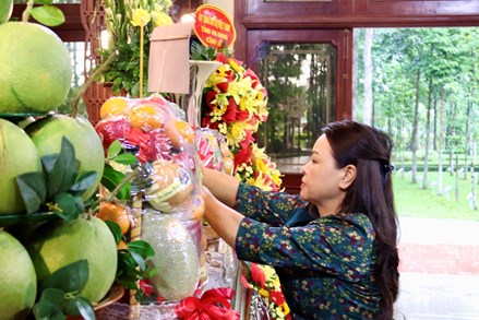 Phó Chủ tịch - Tổng Thư ký Nguyễn Thị Thu Hà dâng hương tưởng niệm tại Khu lưu niệm Chủ tịch Tôn Đức Thắng