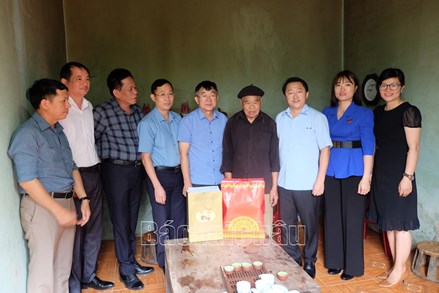 Chủ tịch Uỷ ban MTTQ Việt Nam tỉnh Lai Châu thăm, tặng quà các thương binh tại huyện Tam Đường
