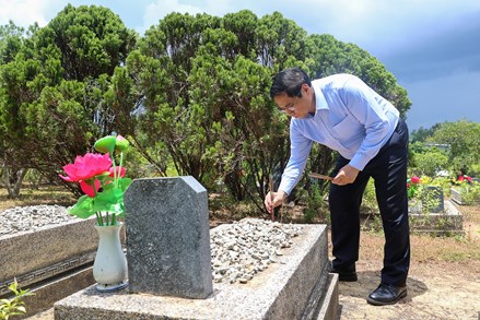 Thủ tướng Phạm Minh Chính dâng hương tưởng nhớ các anh hùng liệt sĩ, tri ân các gia đình chính sách
