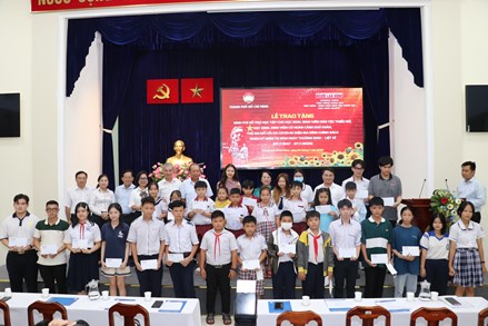 Tp.Hồ Chí Minh: Trao 112 suất kinh phí hỗ trợ học tập nhân kỷ niệm 76 năm Ngày thương binh - liệt sĩ