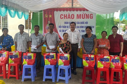 Phó Chủ tịch Trương Thị Ngọc Ánh thăm hỏi, tặng quà gia đình chính sách tại Trà Vinh
