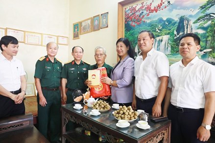 Uỷ ban MTTQ Việt Nam các tỉnh, thành phố trên cả nước thăm, tặng quà gia đình chính sách nhân ngày Thương binh - Liệt sĩ