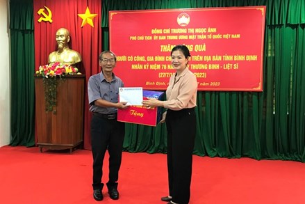 Phó Chủ tịch Trương Thị Ngọc Ánh thăm, tặng quà Người có công và gia đình chính sách tại Bình Định