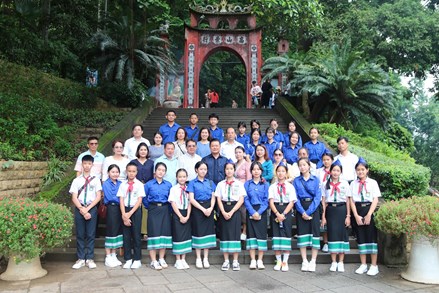 Giáo viên và học sinh tiêu biểu Trường song ngữ Lào - Việt Nam Nguyễn Du dâng hương tại Đền Hùng
