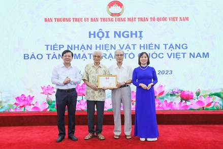 26 cá nhân, gia đình hiến tặng 392 hiện vật cho Bảo tàng MTTQ Việt Nam