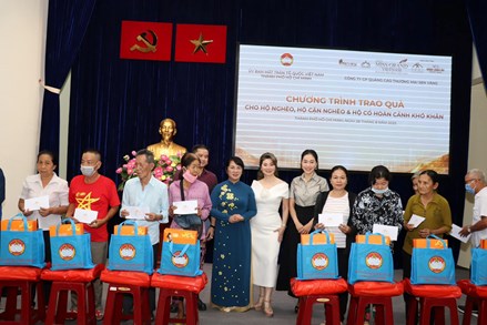Thành phố Hồ Chí Minh: Trao tặng 100 phần quà cho hộ gia đình có hoàn cảnh khó khăn
