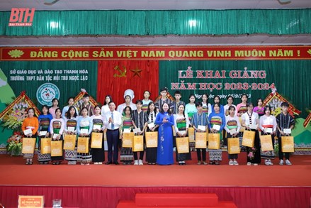 Phó Chủ tịch nước Võ Thị Ánh Xuân dự Lễ khai giảng tại Trường THPT Dân tộc nội trú Ngọc Lặc