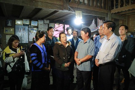Bộ trưởng, Chủ nhiệm Ủy ban Dân tộc Hầu A Lềnh thăm hỏi các gia đình bị thiệt hại do mưa lũ trên địa bàn thị xã Sa Pa