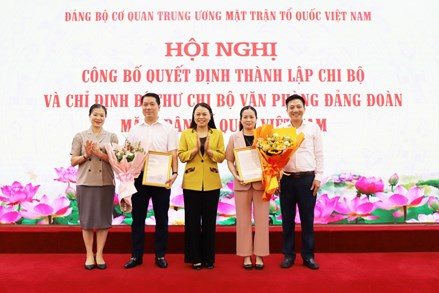 Phó Chủ tịch – Tổng Thư ký Nguyễn Thị Thu Hà trao Quyết định thành lập Chi bộ Văn phòng Đảng đoàn MTTQ Việt Nam